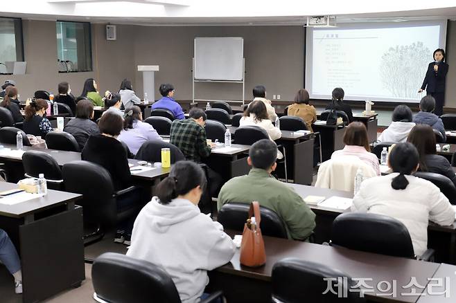 제주특별자치도교육청과 [제주의소리]가 함께 진행하는 '2025 학부모아카데미' 21번째 강의가 18일 오전 10시 제주경제통상진흥원 대회의실에서 열렸다. ⓒ제주의소리