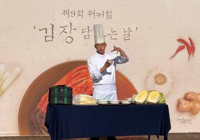 김재학 조리장이 배추 절이는 방법에 대해 설명하고 있다./사진=김다이 기자 @neverdie