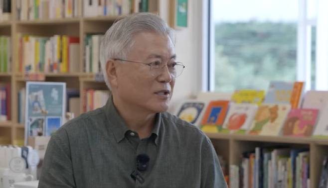 문재인 전 대통령이 유튜브 채널 평산책방TV에 출연해 일상적인 모습을 보였다. (사진=유튜브 캡처)