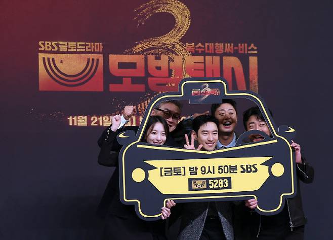 왼쪽 상단부터 시계 방향으로 김의성, 배유람, 장혁진, 이제훈, 표예진(사진=뉴스1)