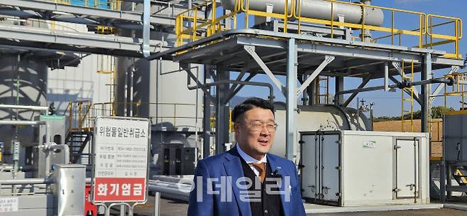 정영훈 도시유전 대표가 18일 전북 정읍 ‘웨이브정읍’ 준공식에서 도시유전의 재생유(RGO) 기술을 소개하고 있다.(사진=김영환 기자)