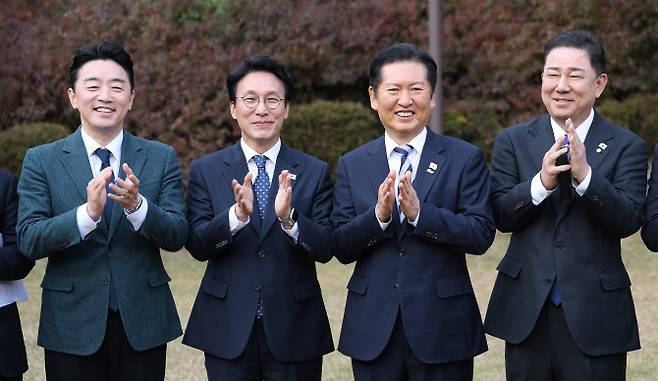 김민석 국무총리(왼쪽 두번째)가 9일 서울 종로구 총리공관에서 열린 고위당정협의회에서 참석자들과 기념촬영을 하고 있다. 왼쪽부터 강훈식 대통령실 비서실장, 김 총리, 더불어민주당 정청래 대표, 김병기 원내대표.  (사진=연합뉴스)