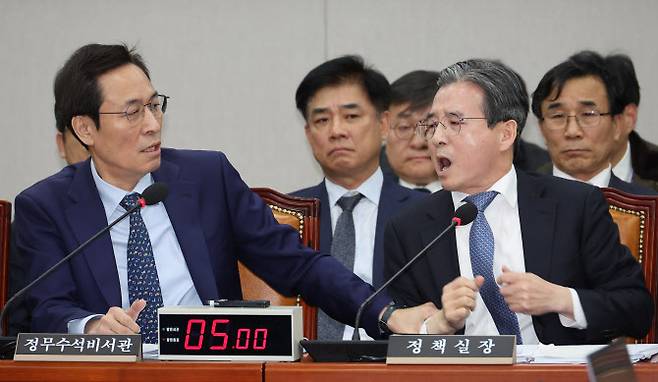 18일 서울 여의도 국회에서 열린 운영위원회 전체회의에서 김용범(왼쪽) 대통령실 정책실장이 국민의힘 김은혜 의원의 질의에 답하는 도중 언쟁을 이어가자 우상호 대통령실 정무수석이 이를 제지하고 있다.(사진=연합뉴스)