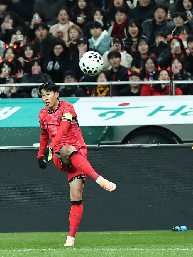 18일 서울월드컵경기장에서 열린 가나와 경기에서 크로스를 시도하는 손흥민