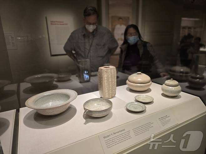 15일(현지시간) 미국 워싱턴DC 스미스소니언 국립아시아미술관에서을 찾은 관람객들이 이건희 컬렉션 대표 작품을 모은 '한국의 보물: 모으고, 아끼고, 나누다 (Korean Treasures: Collected, Cherished, Shared) 특별전'에 전시된 작품을 감상하고 있다. 2025.11.17. ⓒ News1 류정민 특파원