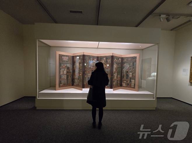 15일(현지시간) 미국 워싱턴DC 스미스소니언 국립아시아미술관에서을 찾은 관람객이 이건희 컬렉션 대표 작품을 모은 '한국의 보물: 모으고, 아끼고, 나누다 (Korean Treasures: Collected, Cherished, Shared) 특별전'에 전시된 작품을 감상하고 있다. 2025.11.17. ⓒ News1 류정민 특파원