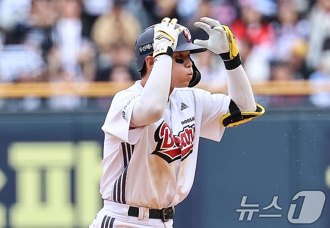 27일 서울 송파구 잠실야구장에서 열린 프로야구 '2025 신한 SOL 뱅크 KBO리그' 롯데 자이언츠와 두산 베어스의 경기, 5회말 2사 1,2루 상황에서 두산 박준영이 2타점 2루타를 치고 기뻐하고 있다. 2025.4.27/뉴스1 ⓒ News1 김도우 기자