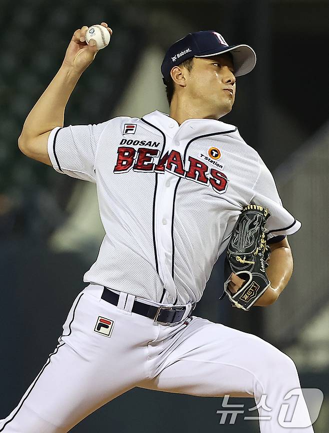 7일 오후 서울 송파구 잠실야구장에서 열린 ‘2024 신한 SOL 뱅크 KBO리그’ LG 트윈스와 두산 베어스의 경기, 두산 홍건희가 8회초 무사 2,3루 상황에 등판해 힘차게 공을 던지고 있다. 2024.8.7/뉴스1 ⓒ News1 김진환 기자