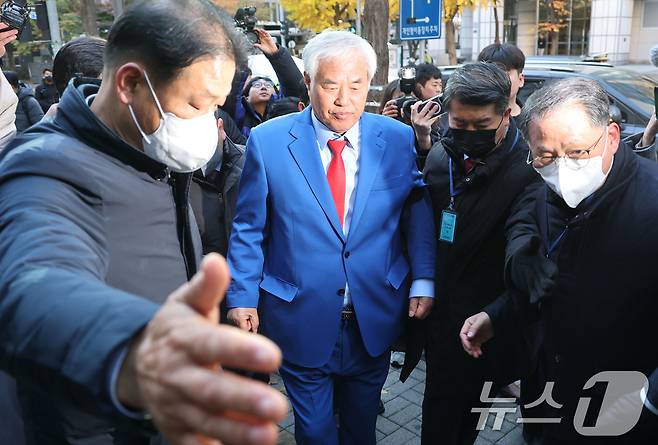 서울서부지법 폭력 난동 사태 배후로 지목돼 온 전광훈 사랑제일교회 목사가 18일 오전 경찰 조사를 받기 위해 서울경찰청에 출석하고 있다. 2025.11.18/뉴스1 ⓒ News1 이광호 기자