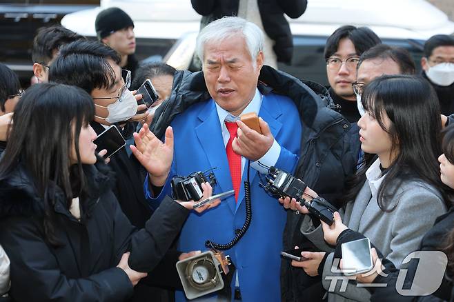 서울서부지법 폭력 난동 사태 배후로 지목돼 온 전광훈 사랑제일교회 목사가 18일 오전 피의자 신분으로 조사를 받기 위해 서울경찰청에 출석하며 취재진의 질문에 답하고 있다. 2025.11.18/뉴스1 ⓒ News1 이광호 기자