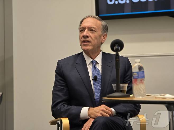 마이크 폼페이오(Mike Pompeo) 전 미국 국무부 장관이 17일(현지시간) 워싱턴DC 인근 버지니아주 페어팩스 카운티 소재 발로파크(Valo Park) 콘퍼런스룸에서 열린 법무법인 대륙아주 초청 간담회에서 발언하고 있다. 2025.11.17. ⓒ News1 류정민 특파원