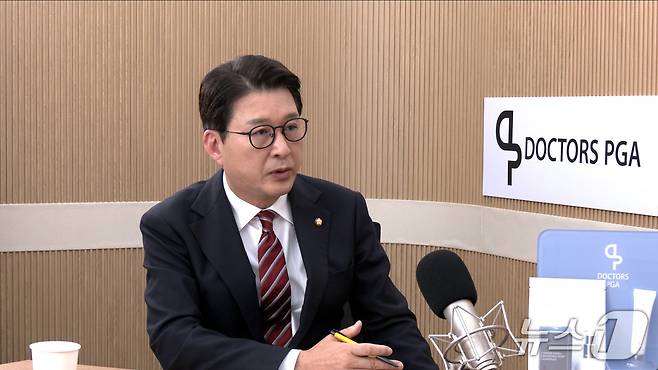 신동욱 국민의힘 최고위원이 18일 뉴스1TV '팩트앤뷰'에 출연해 질문에 답하고 있다.(뉴스1TV '팩트앤뷰' 캡처)