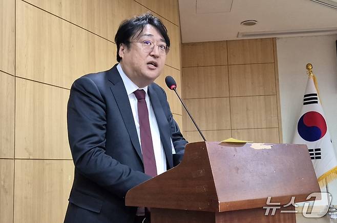 김형건 강원대 경제통계학부 교수가 18일 서울 여의도 국회의원회관에서 열린 석유유통시장 개선 방안 정책토론회에서 '에너지전환시대, 알뜰주유소 정책의 재평가' 주제 발표를 하고 있다. 2025.11.18/뉴스1 최동현 기자