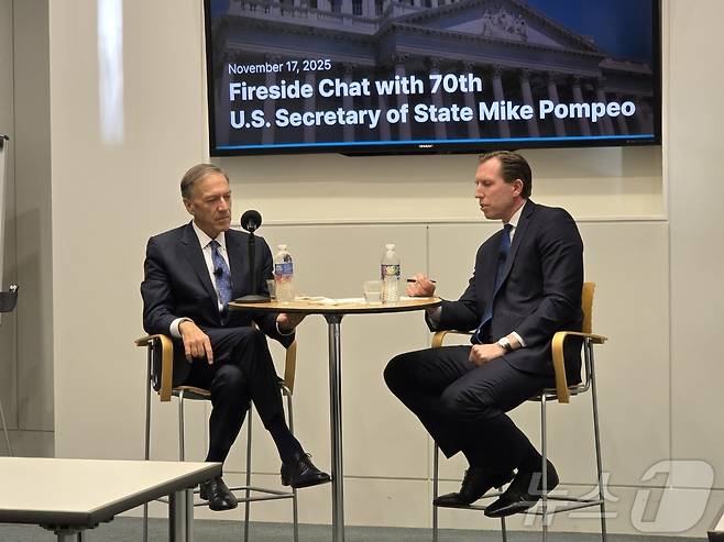 마이크 폼페이오 전 미국 국무부 장관(사진 좌측)과 폼페이오 장관 재임 시절 국무부 법률고문으로 일한 마릭 스트링(Marik String)이 17일(현지시간) 워싱턴DC 인근 버지니아주 페어팩스에서 열린 법무법인 대륙아주 개최 세미나에서 발언하고 있다. 2025.11.17. ⓒ News1 류정민 특파원