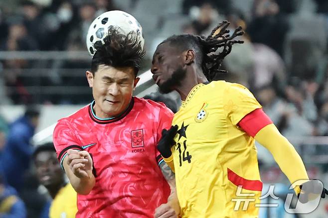 18일 오후 서울 마포구 서울월드컵경기장에서 열린 ‘하나은행 초청 국가대표팀 친선경기’ 대한민국과 가나와의 경기에서 대한민국 김민재가 가나 멘사와 헤더 경합을 하고 있다. 2025.11.18/뉴스1 ⓒ News1 황기선 기자