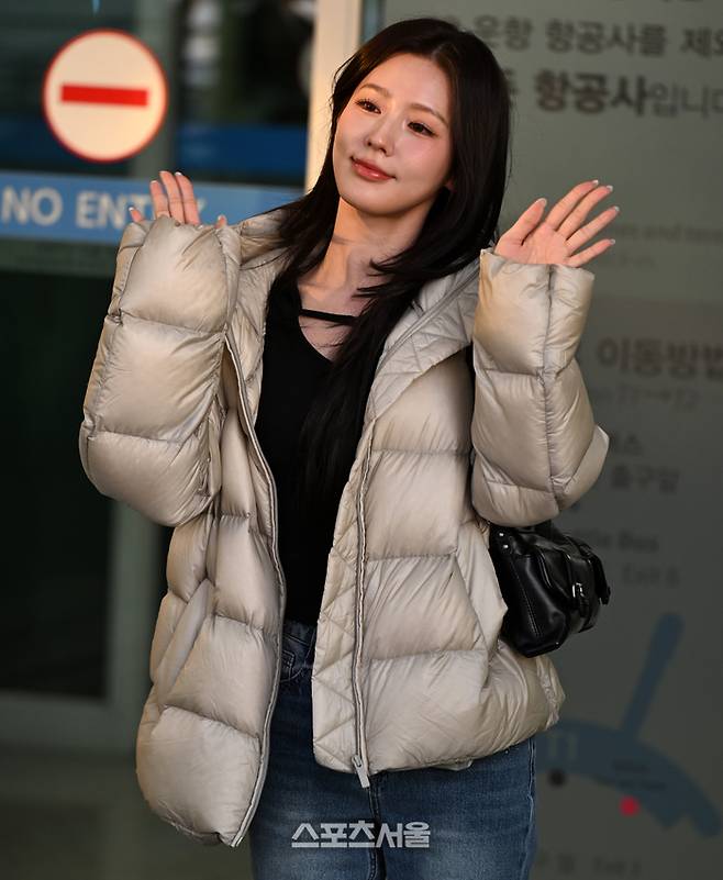 미연이 공항에 마중나온 팬들에게 인사하고 있다. 이주상기자 rainbow@sportsseoul.com