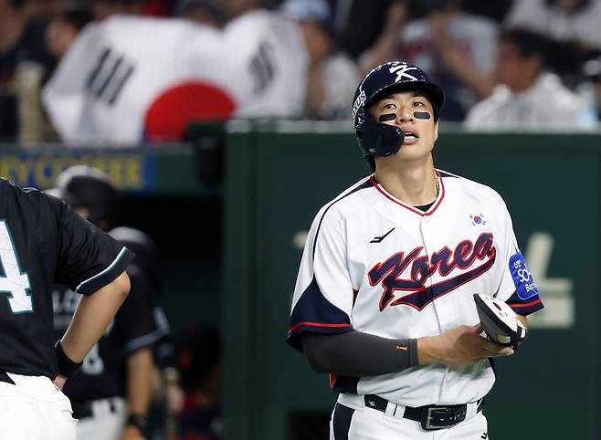 16일 일본 도쿄돔에서 열린 2025 K베이스볼 시리즈 대한민국과 일본의 평가전. 3회말 2타점 적시타와 더블스틸로 득점의 발판을 만든 송성문이 이닝 종료 공수 교대로 더그아웃 향하고 있다. 사진 | 도쿄=연합뉴스