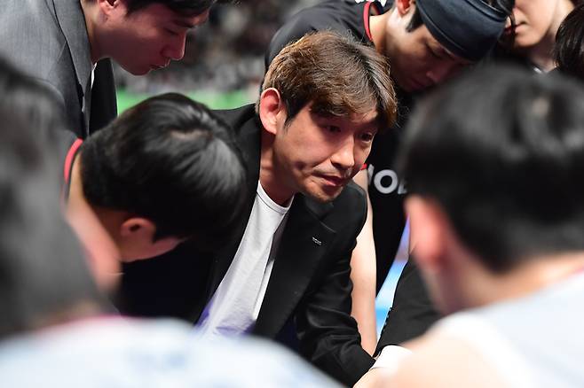 작전 지시를 하고 있는 양동근 감독의 모습. 사진 | KBL