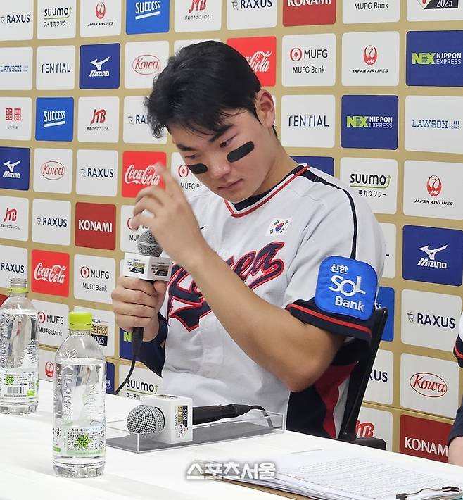 야구대표팀 김주원이 16일 일본 도쿄돔에서 열린 2025 K-베이스볼 시리즈 일본과 경기에서 9회말 동점 솔로 홈런을 때리며 무승부를 이끌었다. 경기 후 열린 기자회견에서 작고한 외할아버지 얘기가 나오자 눈물을 흘리고 있다. 도쿄 | 김동영 기자 raining99@sportsseoul.com