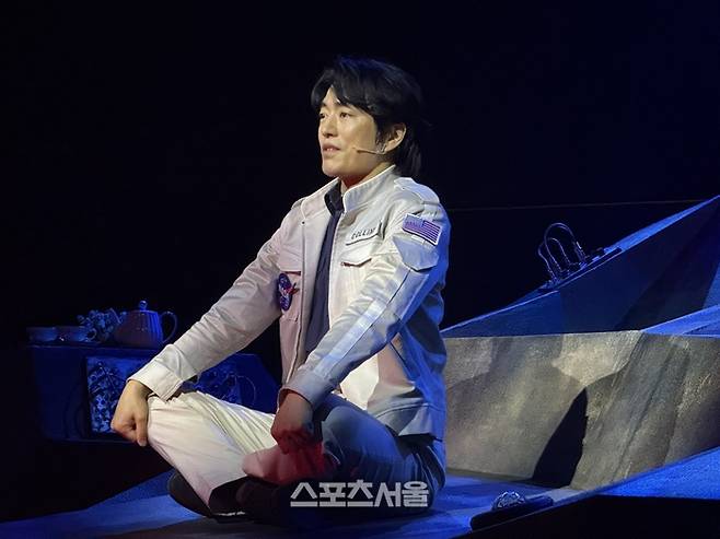 배우 정문성이 18일 뮤지컬 ‘비하인드 더 문’ 프레스콜에서 지구 귀환 중 정글에 불시착할 가능성에 대비하기 위해 실시된 정글 생존 훈련을 견디는 마이클 콜린스를 연기하고 있다. 사진 | 표권향 기자 gioia@sportsseoul.com