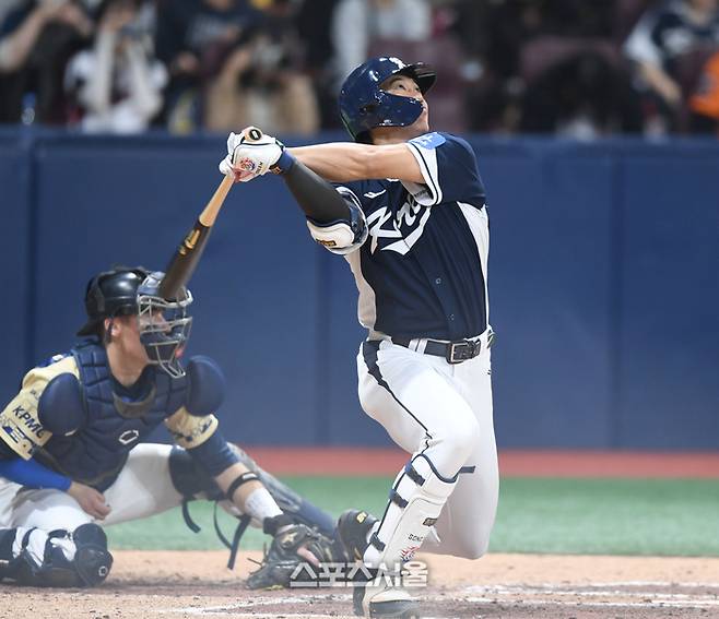 송성문이 9일 서울 고척스카이돔에서 열린 ‘2025 K-베이스볼 시리즈’ 체코와 2차전 경기 4회초 2사만루 타구를 쳐다보고 있다. 우익수 플라이 아웃. 고척 | 최승섭 기자 thunder@sportsseoul.com