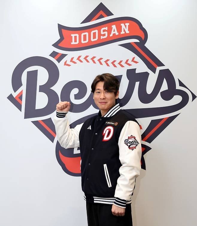 두산이 18일 FA 내야수 박찬호와 4년 최대 80억 원(계약금 50억·연봉 총 28억·인센티브 2억)에 계약했다. 사진 | 두산 베어스