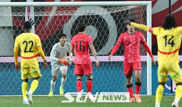 18일 오후 서울 마포구 서울월드컵경기장에서 열린 축구 국가대표팀 평가전 대한민국과 가나의 경기, 송범근이 공을 잡고 패스할 곳을 찾고 있다. /사진=뉴시스