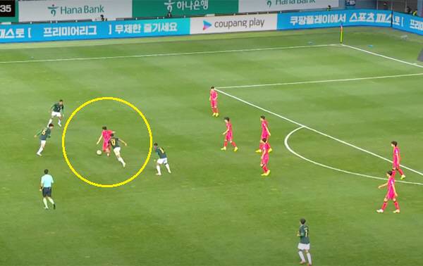대한민국-볼리비아전 후반 5분, 이강인이 탈압박하는 장면. 주변에 있는 동료들이 하나같이 멈춰서있다. 중계화면 캡쳐