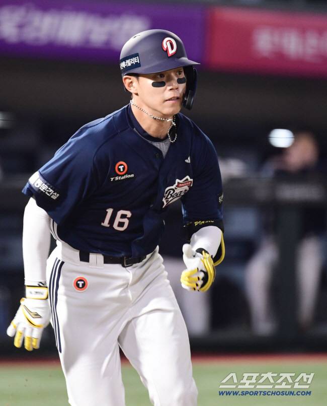 4일 부산 사직야구장에서 열리는 KBO리그 롯데와 두산의 경기. 5회 1타점 2루타를 날리고 있는 두산 박준영. 부산=송정헌 기자songs@sportschosun.com/2025.04.04/