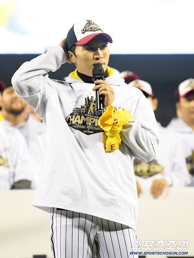 '한국시리즈 통합우승 IN 잠실' 행사가 1일 잠실구장에서 열렸다. LG 박해민이 팬들과 함께 우승의 기쁨을 만끽하고 있다. 잠실=박재만 기자 pjm@sportschosun.com/2025.11.01/