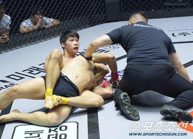 최영찬이 김준석을 초크로 기절시키고 승리했다. 사진제공=로드FC