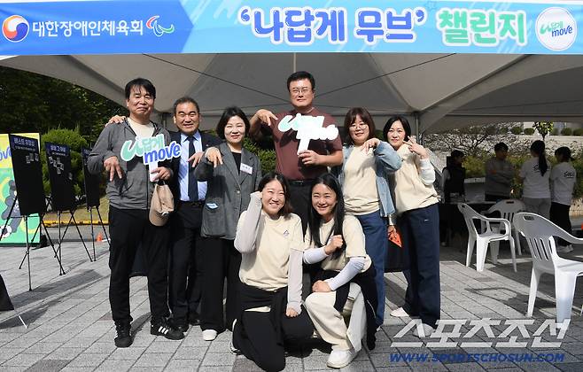 2025 서울림 운동회가 25일 서울 관악구 서울대학교 종합체육관에서 열렸다. 김대현 차관이 '나답게 무브' 챌린지를 체험한 후 기념 사진을 찍고 있다. 정재근 기자 cjg@sportschosun.com/2025.10.25/