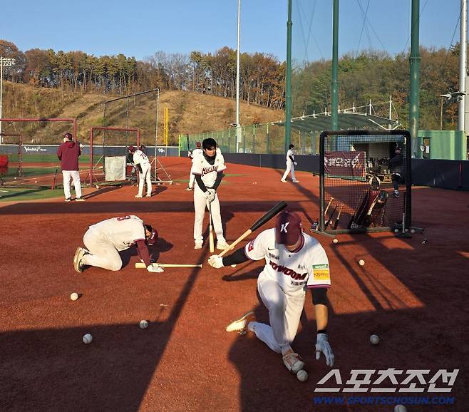 ◇지옥의 토스배팅 훈련 후 쓰러져버린 키움 선수들. 사진=김용 기자