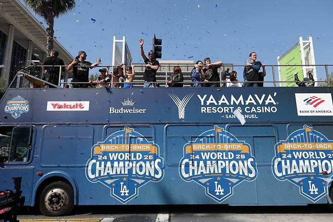 Nov 3, 2025; Los Angeles, CA, USA; Los Angeles Dodgers players wave to the crowd during the World Series championship parade at downtown Los Angeles. Mandatory Credit: Kiyoshi Mio-Imagn Images

<저작권자(c) 연합뉴스, 무단 전재-재배포, AI 학습 및 활용 금지>