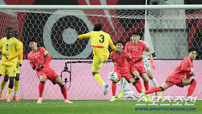 18일 서울월드컵경기장에서 열린 한국과 가나의 축구대표팀 평가전.  가나 이렌키가 중거리슛을 시도하고 있다. 상암=정재근 기자 cjg@sportschosun.com/2025.11.18/