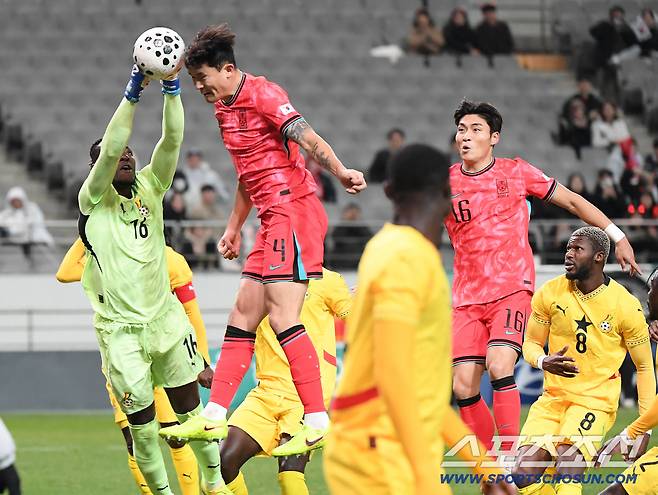 18일 서울월드컵경기장에서 열린 한국과 가나의 축구대표팀 평가전.  김민재가 헤더를 시도했지만 골키퍼 선방에 막히고 있다. 상암=정재근 기자 cjg@sportschosun.com/2025.11.18/