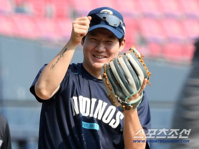 18일 잠실구장에서 열린 LG 트윈스와 NC 다이노스의 경기. NC 박민우가 LG 코치진과 대화를 나누고 있다. 잠실=박재만 기자 pjm@sportschosun.com/2025.06.18/