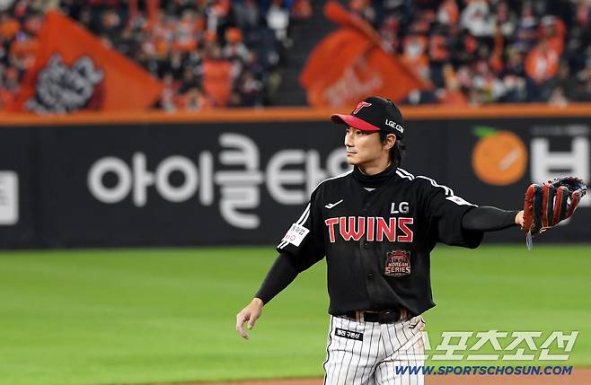 29일 대전 한화생명볼파크에서 열린 한국시리즈 3차전 한화 이글스와 LG 트윈스의 경기. LG 신민재가 숨을 고르고 있다. 대전=박재만 기자 pjm@sportschosun.com/2025.10.29/