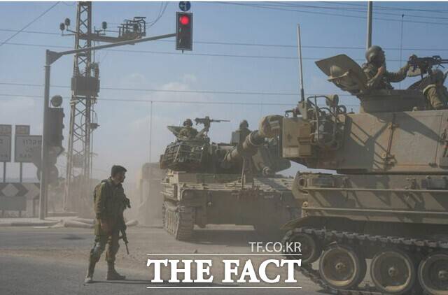 이번 결의안 가결로 팔레스타인 내에 유엔 회원국의 '임시 국제안정화군'(ISF)이 배치될 전망이다. 사진은 2023년 11월 1일(현지시간) 이스라엘 전차들이 가자지구로 이동하는 모습. /AP.뉴시스