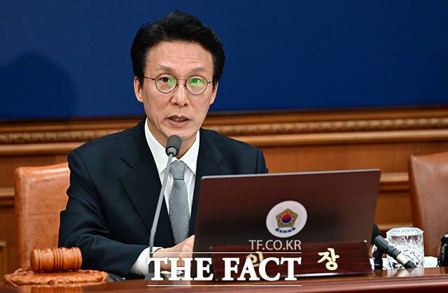 김민석 국무총리는 18일 정부서울청사에서 '론스타 국제투자분쟁(ISDS) 취소 신청' 관련 브리핑을 열고 "정부는 오늘 오후 3시 22분경 미국 동부 시간으로 새벽 1시 22분경에 미국 워싱턴 D.C.에 있는 국제투자분쟁해결센터(ICSID)의 론스타 ISDS 취소위원회로부터 '대한민국 승소 결정'을 선고 받았다"고 밝혔다. /임영무 기자