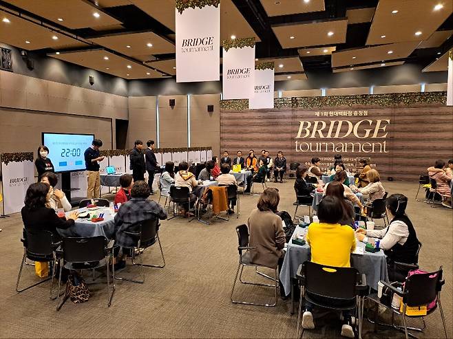 충북 최초의 브리지 대회에 참가한 선수들이 치열한 두뇌 싸움을 펼치고 있다. 사진 제공 현대백화점 충청점