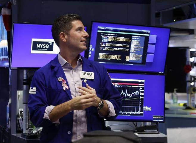 미국 뉴욕증권거래소(NYSE) 거래장에서 트레이더가 업무를 보고 있다. UPI연합뉴스