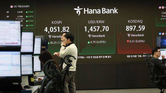 코스피가 1% 이상 상승 출발하며 4100선 탈환을 앞두고 있는 가운데 17일 서울 중구 하나은행 딜링룸 현황판에 코스피, 원/달러 환율, 코스닥지수 등이 표시돼 있다. 이날 코스피는 전장보다 67.00p(1.67%) 오른 4,078.571로 장을 시작했다. 2025. 11.17 조용준 기자