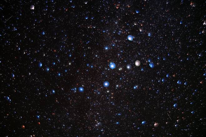 카시오페아, 2025, 몽골 고비. 단렌즈로 별이 가진 고유의 색을 재현하기 위해  장노출과 조리개를 여러번 조정해서 보케(초점을 흐리게 해서 광원의 둥근 부분이 퍼지는 현상)를 겹치게 해서 제작했다. / 사진가 주기중