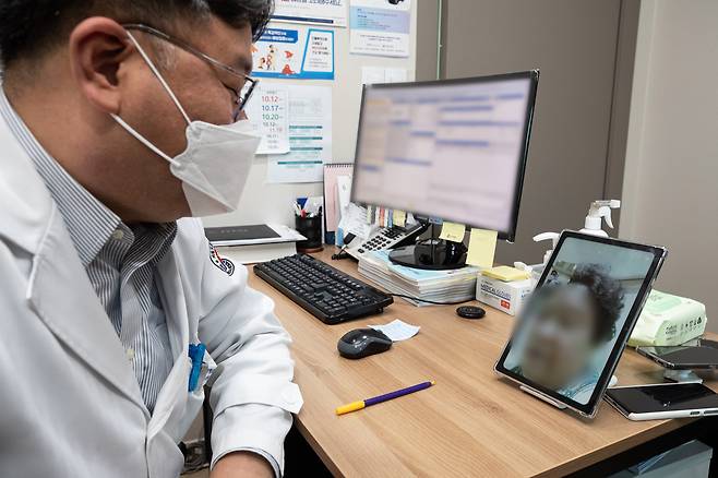 백재욱 도봉구의사회 총무이사가 서울 도봉구 한 의원에서 비대면진료 시범사업 관련 비대면진료 실행과정을 시연하고 있다./뉴스1