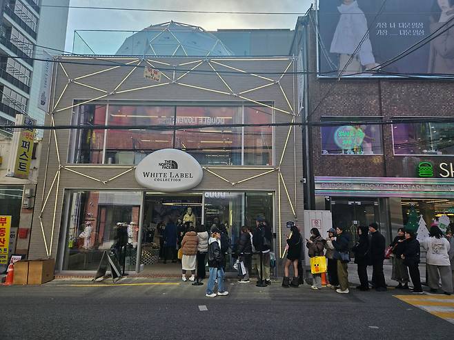 지난 17일 오후 2시쯤 서울 성동구에 있는 '노스페이스 화이트라벨 성수 직영점' 입구에 고객들이 길게 줄을 늘어선 모습. /정재훤 기자