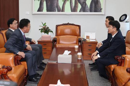 김병기 더불어민주당 원내대표와 문진석 원내운영수석부대표, 송언석 국민의힘 원내대표와 유상범 원내운영수석부대표가 18일 서울 여의도 국회에서 회동하고 있다. 연합뉴스