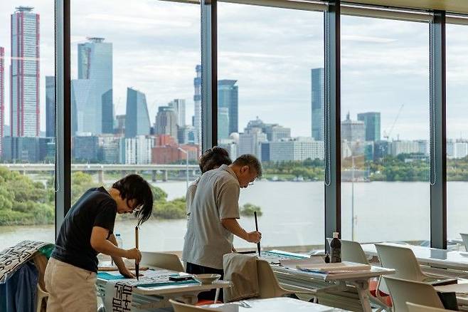 한강 조망이 장점인 마포365구민센터에서 주민들이 서예 교육을 받고 있다ⓒ마포구 제공