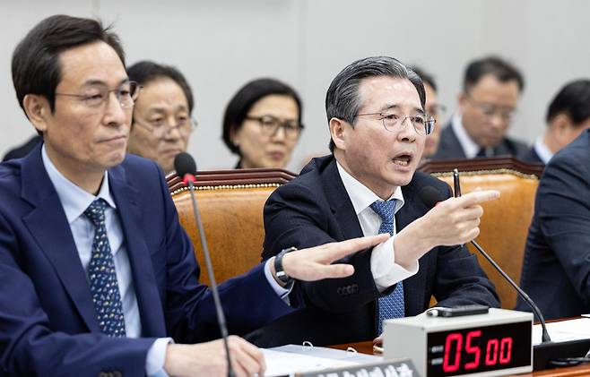 18일 서울 여의도 국회에서 열린 제429회국회(정기회) 운영위원회 제5차 전체회의에서 김용범 대통령실 정책실장이 김은혜 국민의힘 의원의 질의에 반발하자 우상호 정무수석이 이를 말리고 있다. 2025.11.18/뉴스1