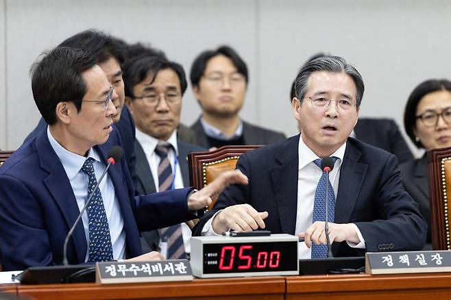 김용범 대통령실 정책실장이 18일 서울 여의도 국회에서 열린 제429회국회(정기회) 운영위원회 제5차 전체회의에서 김은혜 국민의힘 의원의 질의에 반발하고 있다. 2025.11.18/뉴스1